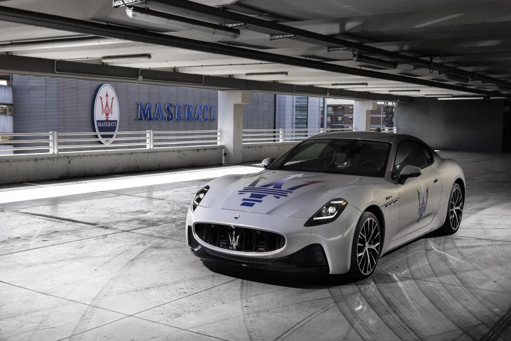 Zbrusu nové GranTurismo vyráží do ulic. S rodinou Maserati za volantem.