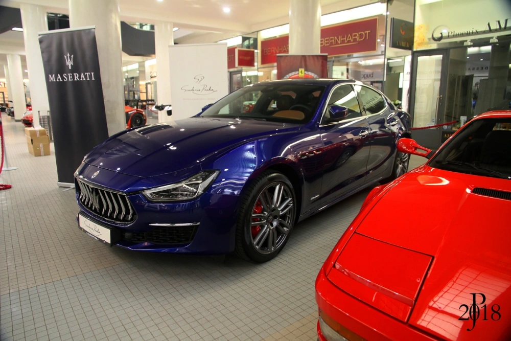 Legendární vozy Ferrari a Maserati na výstavě luxusních vozů v pasáži Černá růže